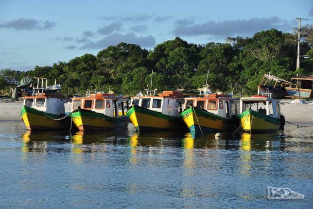 As lindas cores do final de tarde no Mar de Dentro, na Ilha do Mel, no litoral do Paraná